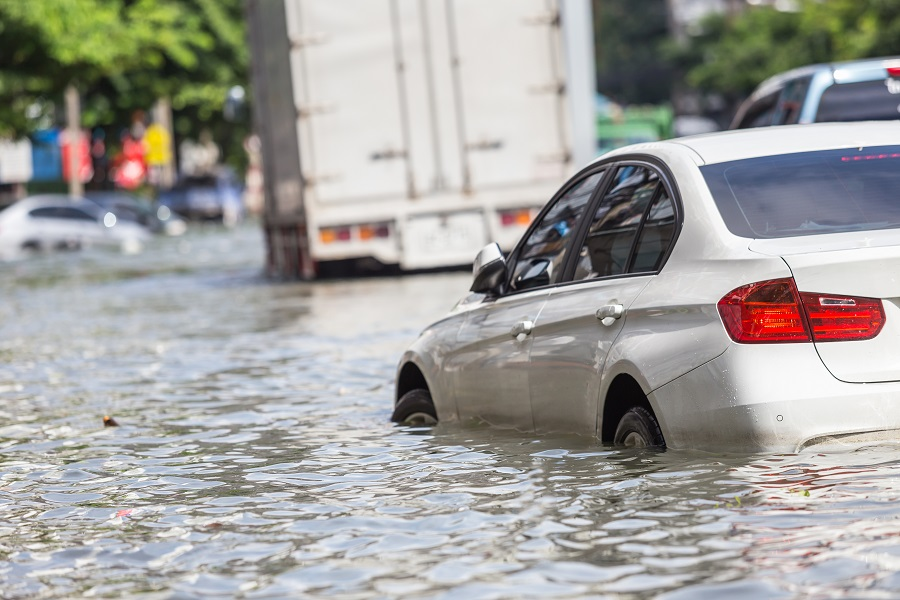 Cruzar una calle inundada en puede costarte caro, a menos de que hagas este truco de manejo