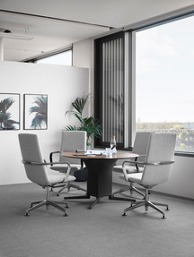 Petite salle de réunion ronde avec chaises grises, mobilier de bureau Concept Bureau