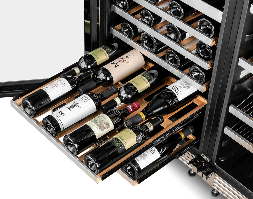 Várias garrafas de vinho em prateleiras dentro da adega de vinho profissional.