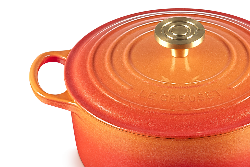 Panela Le Creuset Signature flamme dorée, detalhe da panela com tampa e Le Creuset.