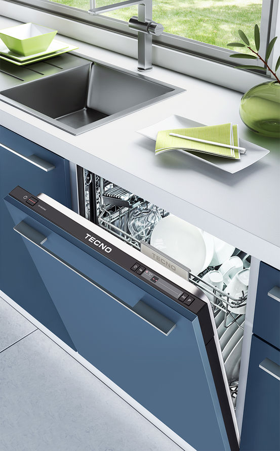 Tecno lava-louças aberta mostrando pratos e xícaras dentro.