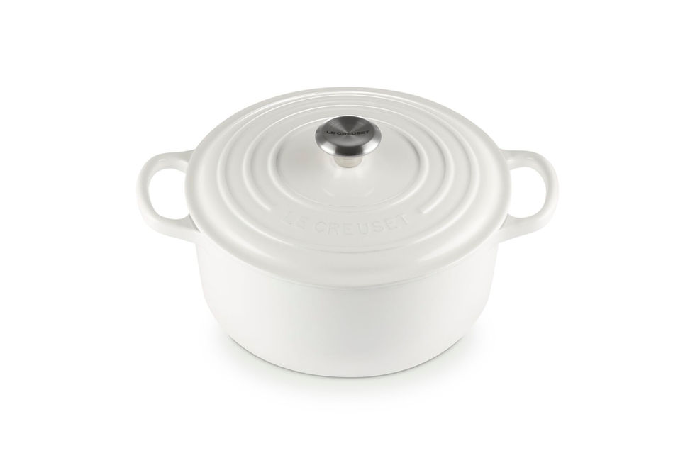 Panela redonda branca Le Creuset com logo na tampa.