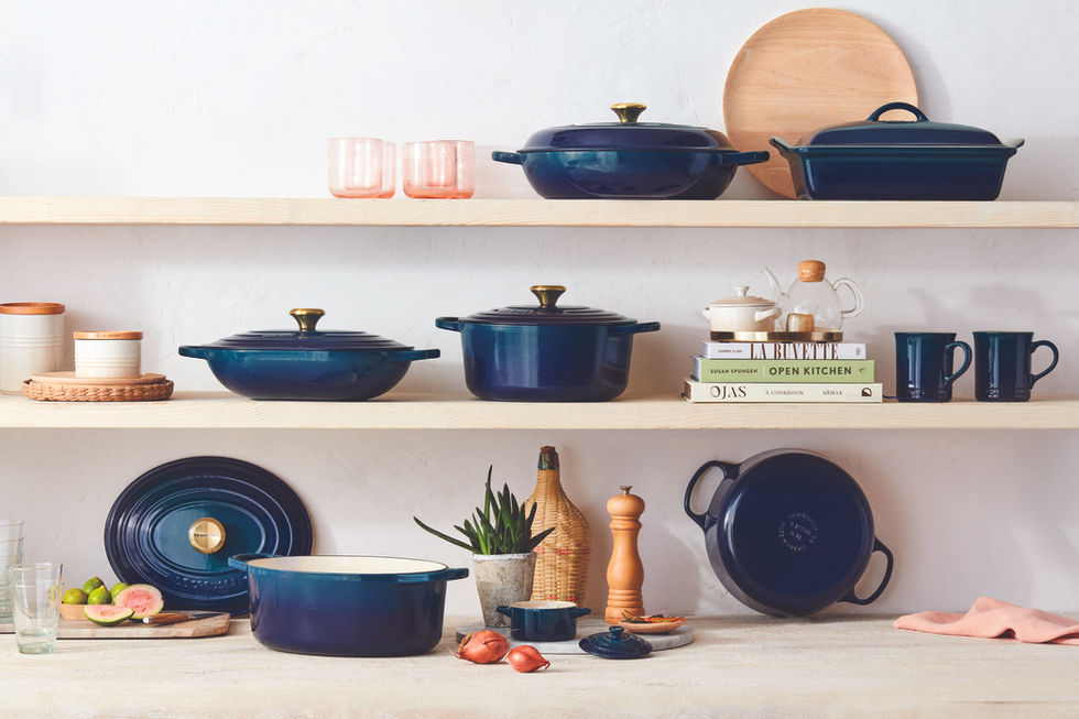 Azuis Caçarola buffet Le creuset signature 32cm diversas cores em prateleiras, mostrando design e estilo.
