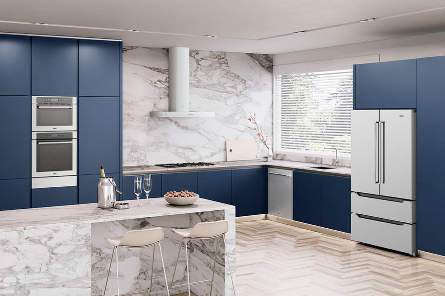 Cozinha moderna com ilha, armários azuis e eletrodomésticos premium tecno.