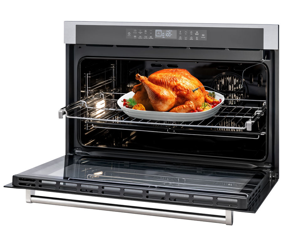 Frango assado em forno, pronto para servir, com pratos e ornamentos.