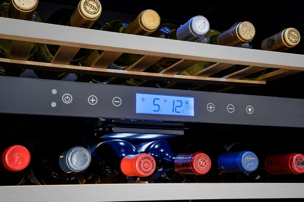 O Adega Tecno exibe a temperatura com garrafas de vinho dentro.