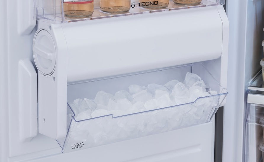Gaveta de gelo cheia, garrafas no topo, Tecno, refrigerador profissional bottom freezer.