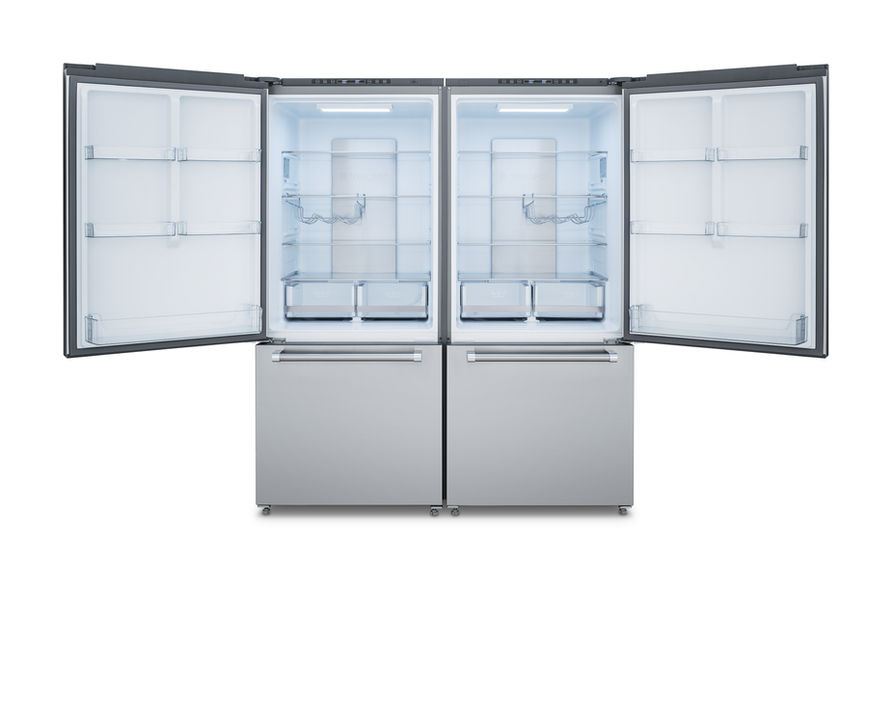 Refrigerador inox com portas abertas, mostrando prateleiras e gavetas.