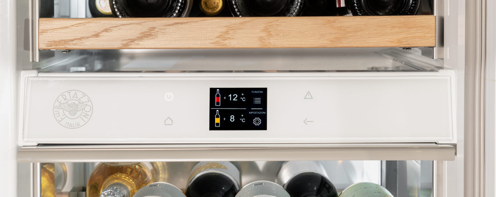 Duas Zonas de Temperaturas: conserva vinhos em suas temperaturas ideais de consumo ou de armazenamento com elevada precisão.
