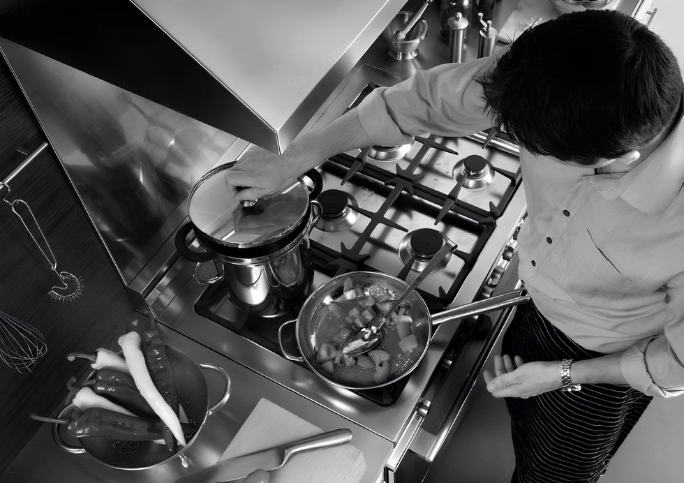 Chef cozinha no fogão Bertazzoni cozinhando.
