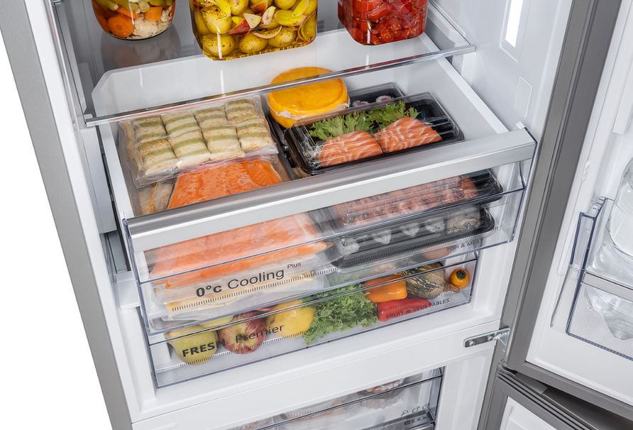 Interior de geladeira com alimentos frescos diversos. Refrigerador Tecno professional bottom freezer.