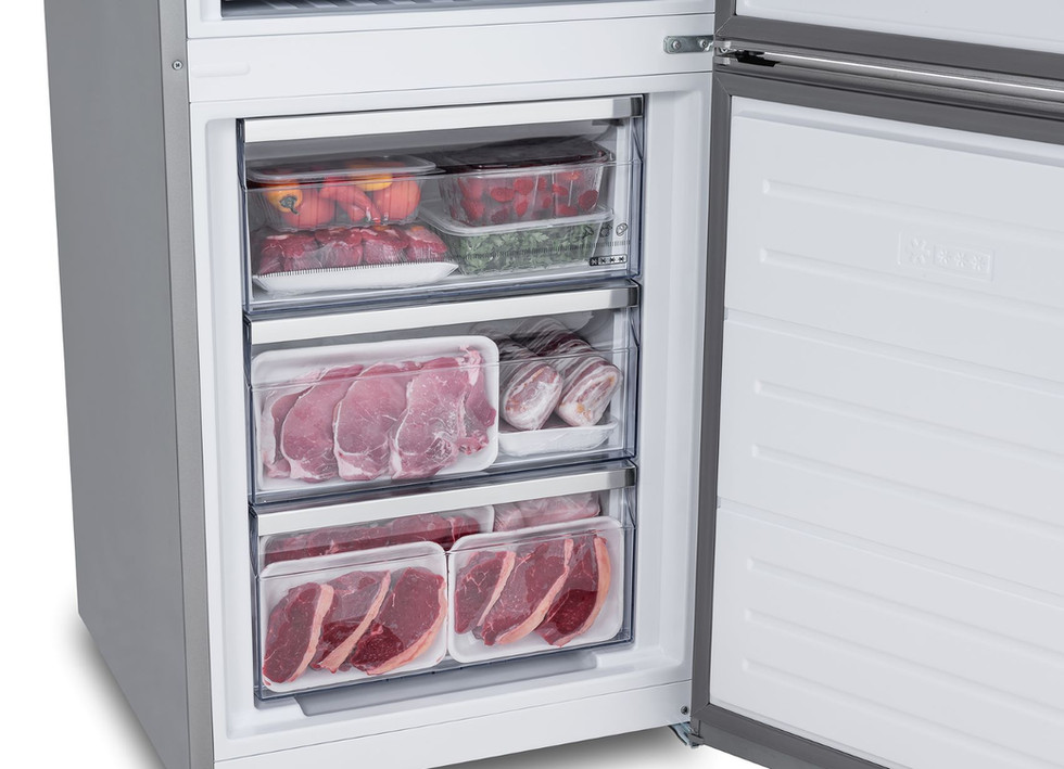 Freezer aberto com alimentos dentro. Refrigerador e freezer duo tecno vintage 658L 122cm inox 220V.