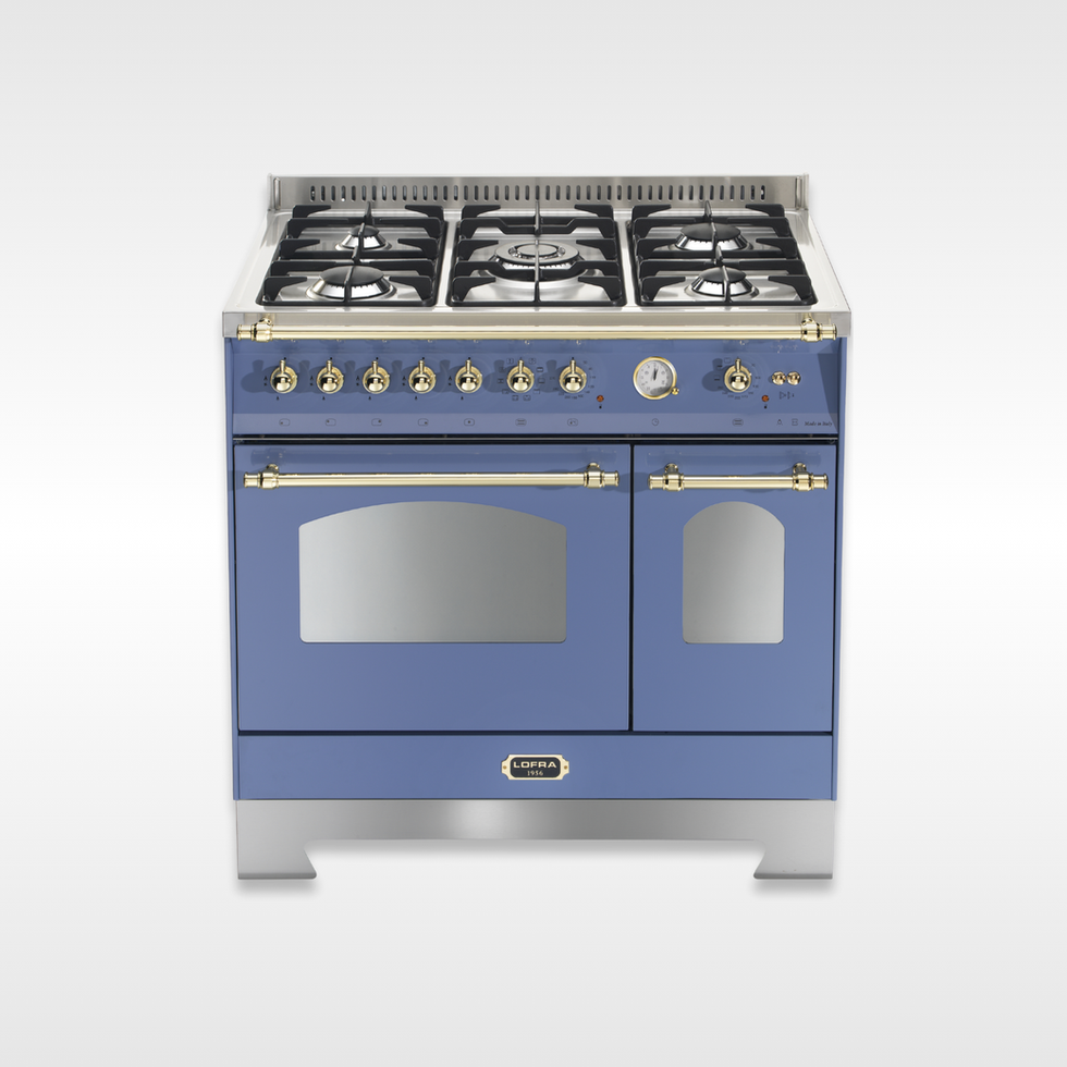 Fogão azul inox com botões dourados e forno, vista frontal.