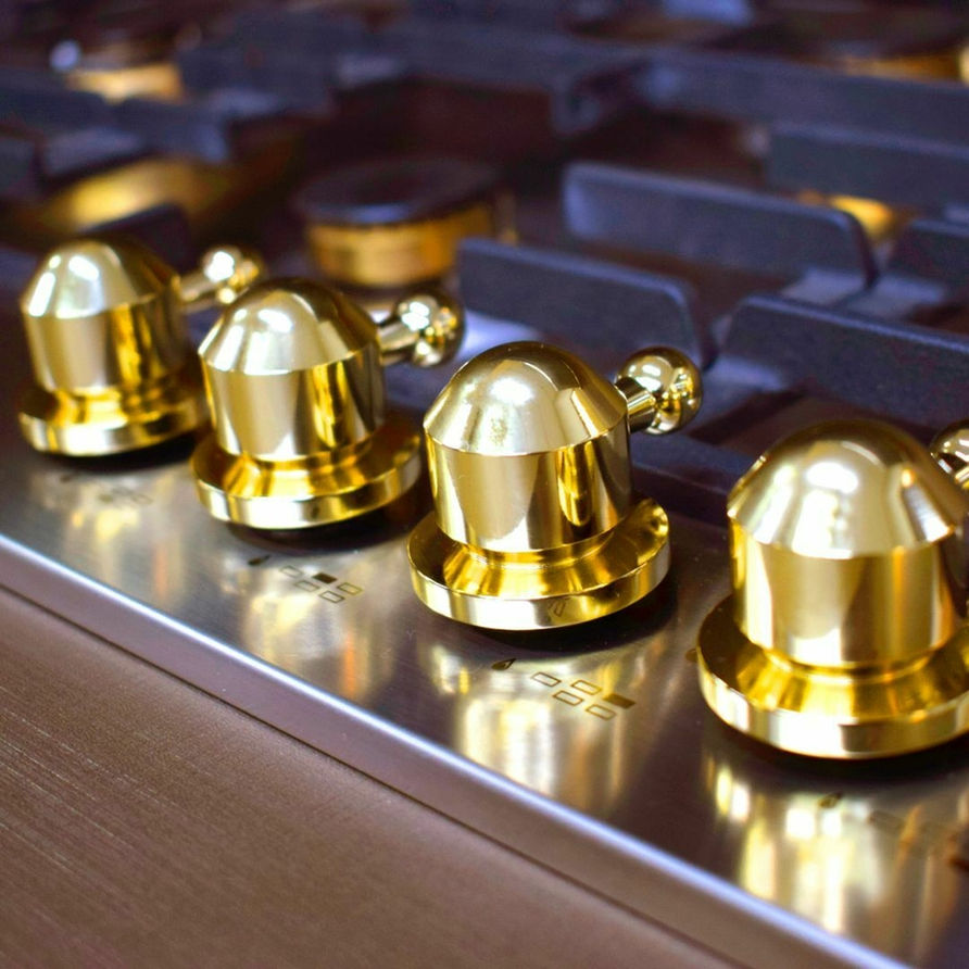 Fogão com botões dourados.