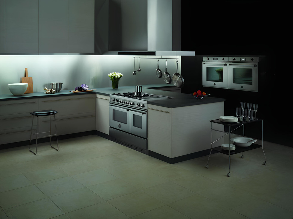 Cozinha moderna com fogão e fornos Bertazzoni, com design minimalista.