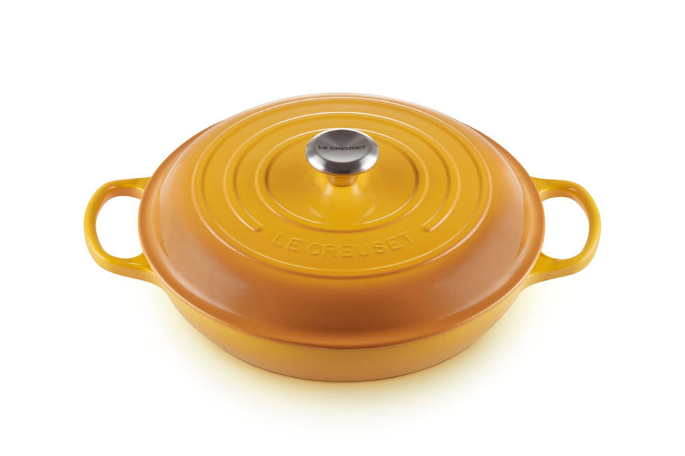 Caçarola amarela Le Creuset com "LE CREUSET" na tampa, buffet signature 30cm.