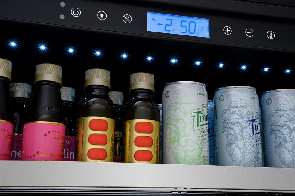 Frigobar exibindo bebidas e temperatura -2.50, Frigobar Tecno vintage gourmet 136L.