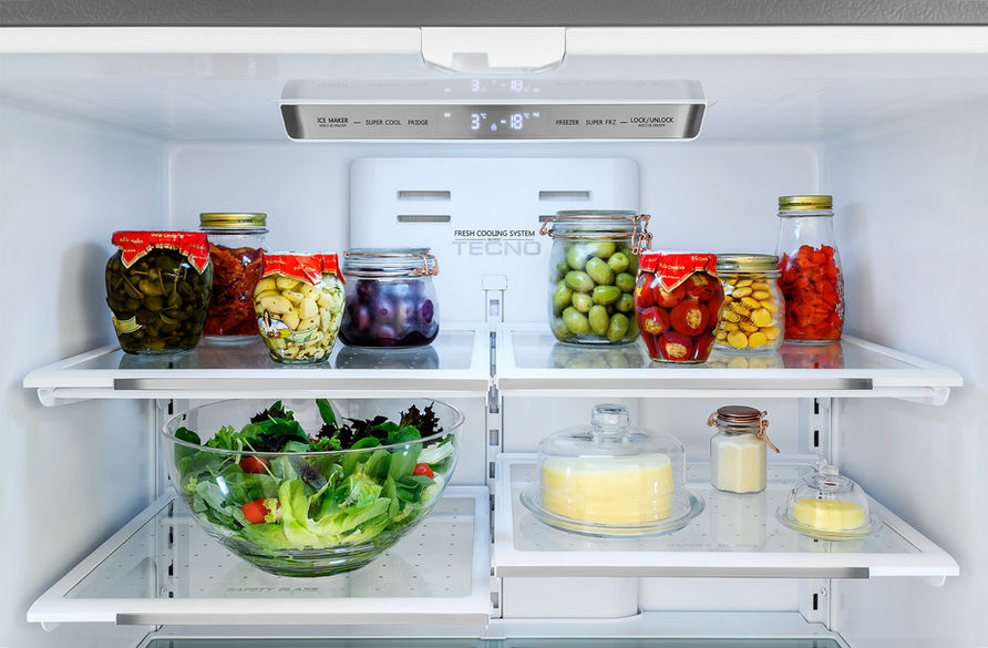 Interior da geladeira Tecno cheia de alimentos frescos e organizados.