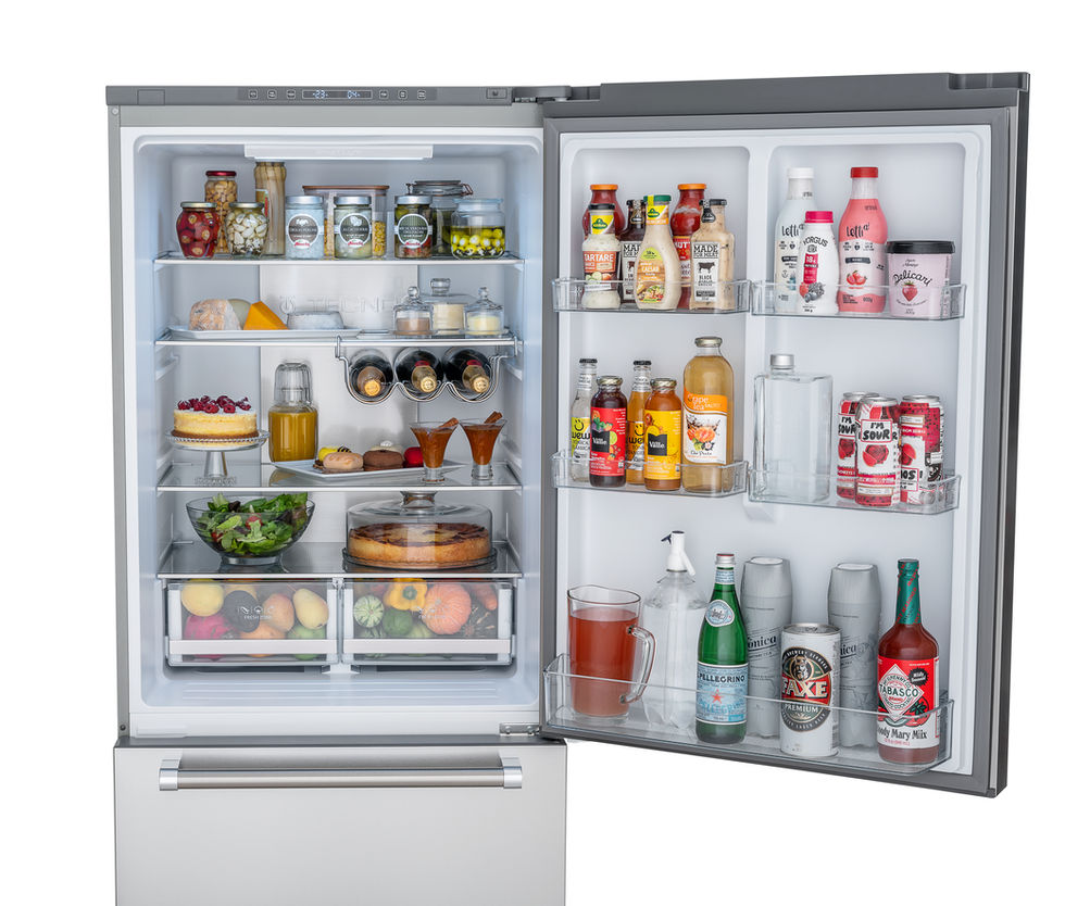 Refrigerador aberto com alimentos variados. Refrigerador Tecno professional bottom 445L abertura a direita.