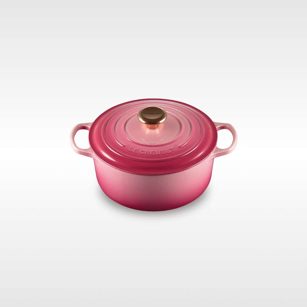 Panela redonda Le Creuset rosa com pegador de cobre na tampa.