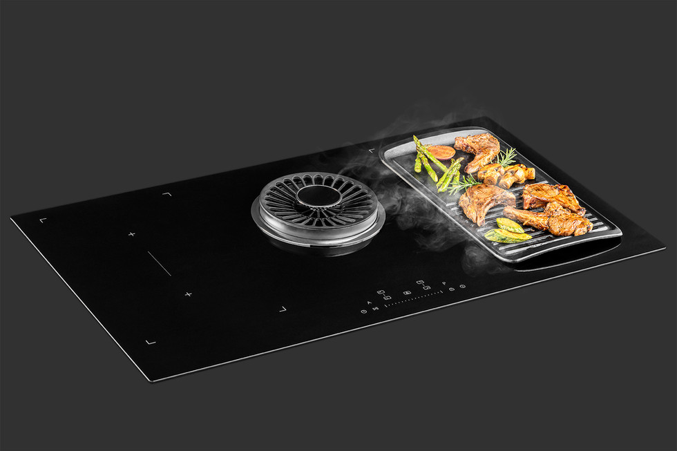 Cooktop de indução com grelha e comida, cozinhando, vista superior.