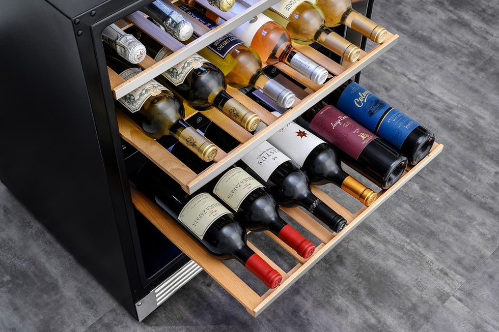 Várias garrafas de vinho dentro da adega, bebidas armazenadas.