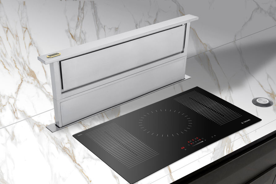 Fogão e coifa modernos embutidos; cozinha elegante com detalhes em aço inox.