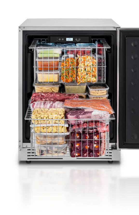 Freezer Tecno com porta aberta de embutir 220V com alimentos variados organizados nas prateleiras.
