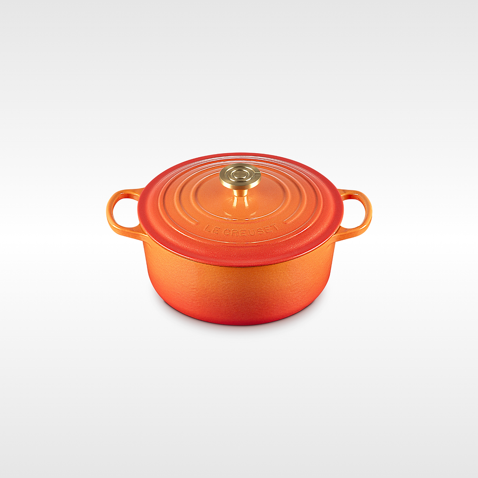 Panela redonda Le creuset signature flamme dorée 26cm edição limitada laranja sobre fundo branco.