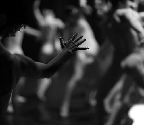 La imagen borrosa de bailarines