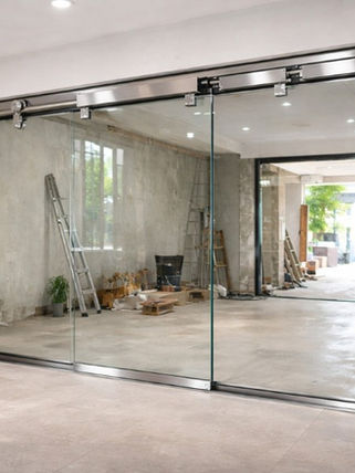Thi công hệ cửa kính inox cho showroom - Savax Door