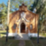 Pequena capela de tijolos à vista na Galeria de Fotos.