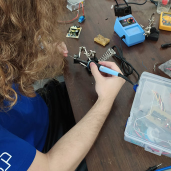 Membro trabalhando na eletrônica