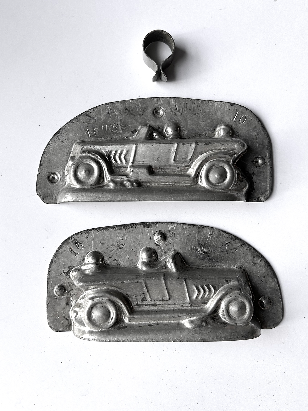 Thumbnail: Antike Schokoladenform Oldtimer mit Chauffeur von Anton Reiche Dresden