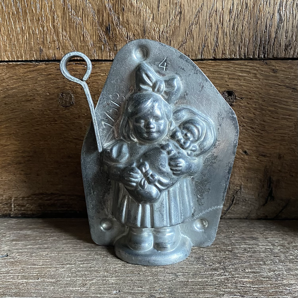 Seltene antike Schokoladenform MÄDCHEN MIT BABY, ca. 10,5 cm