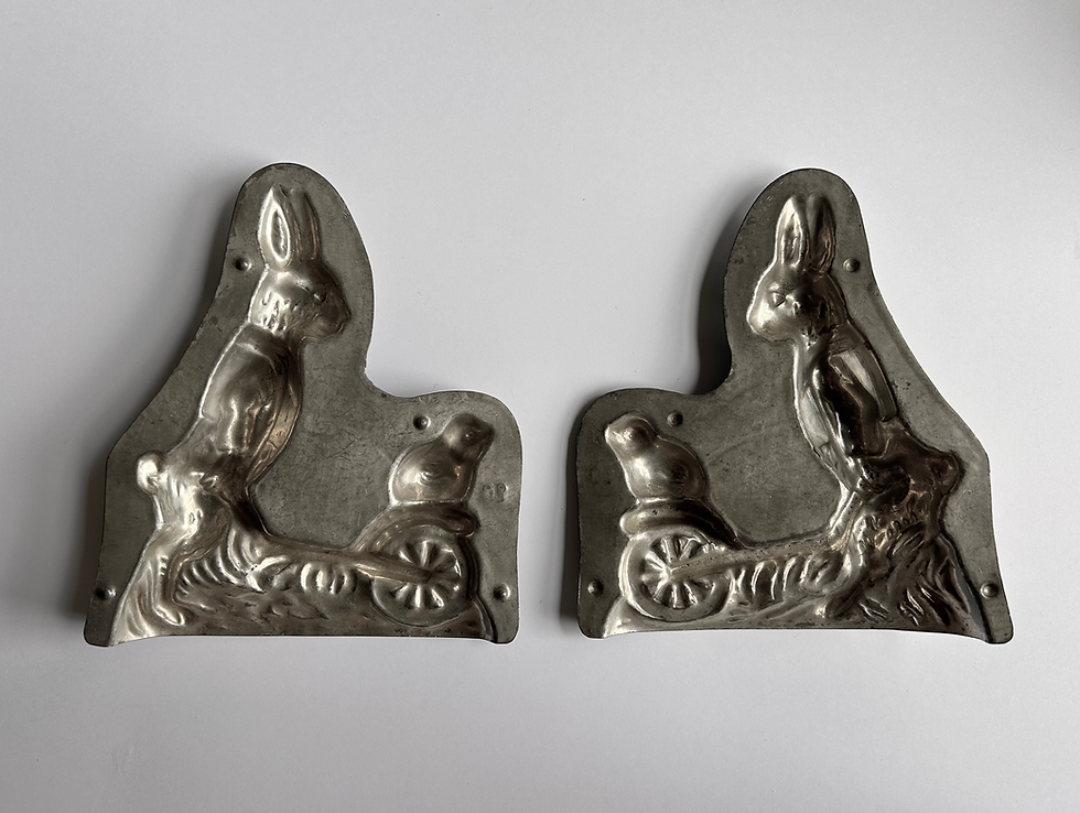 Thumbnail: Seltene antike Schokoladenform HASE MIT SCHUBKARRE UND VOGEL, ca. 17 cm