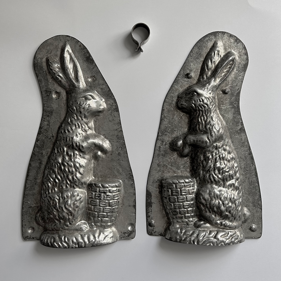 Thumbnail: Antike Schokoladenform HASE MIT KORB, ca. 22,5 cm