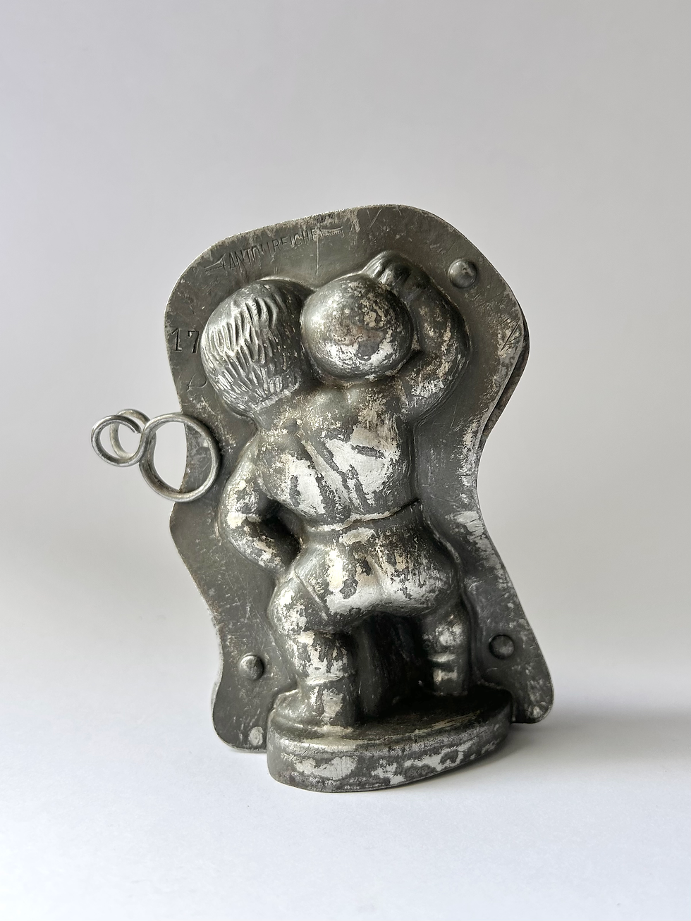 Miniaturbild: Antike Schokoladenform Junge als Kugelstoßer von Anton Reiche Dresden