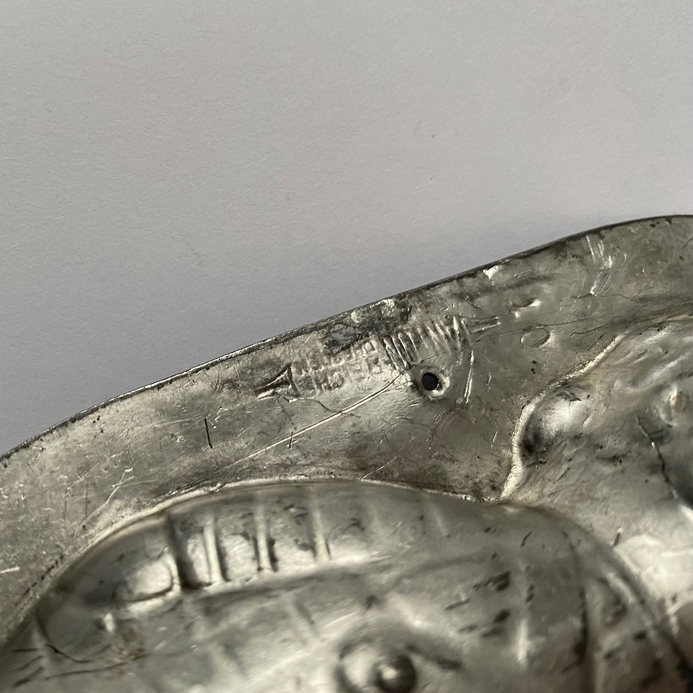 Thumbnail: Seltene antike Schokoladenform JUNGE MIT LOCKEN UND LATZHOSE, ca. 14,5 cm