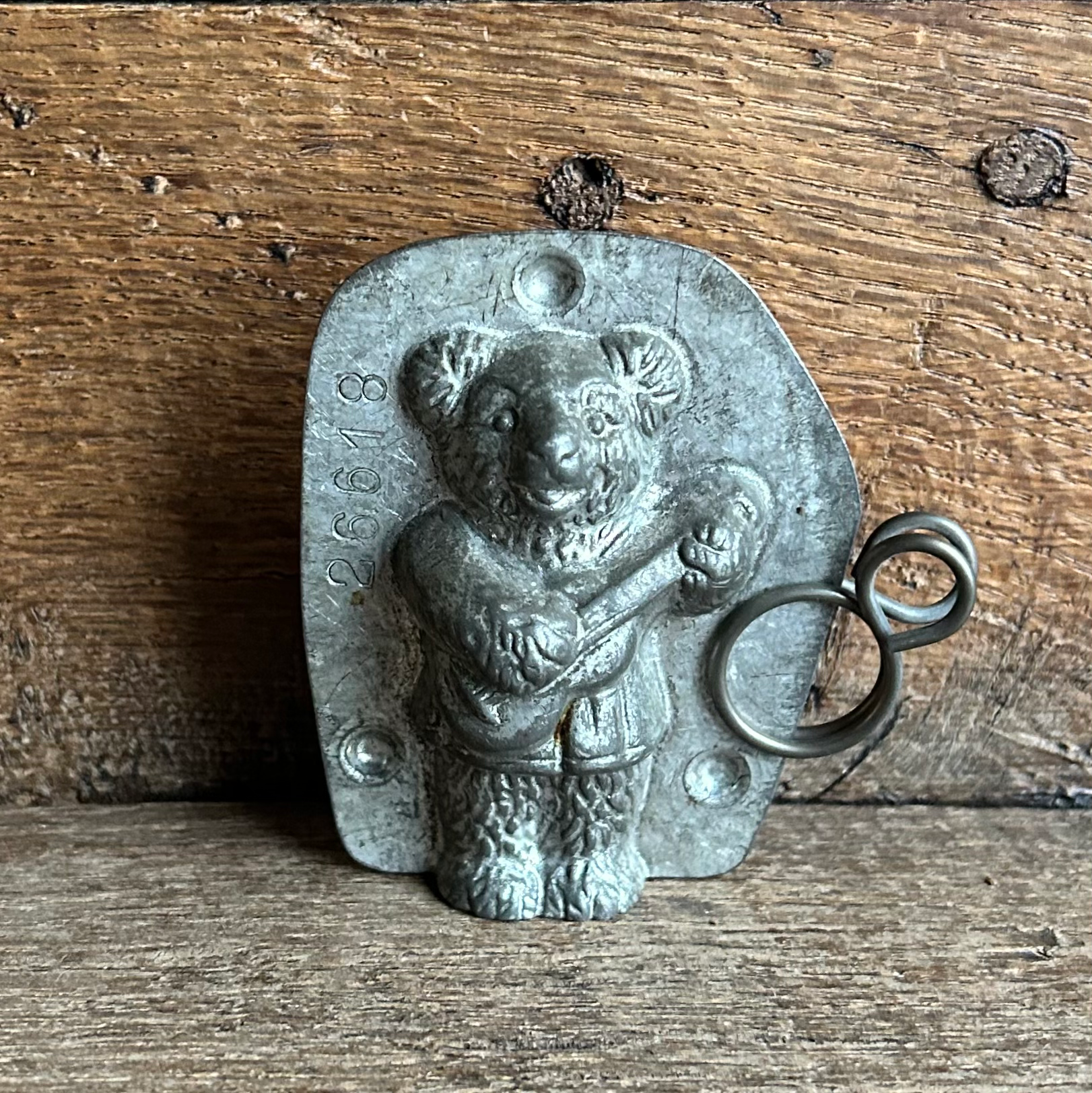 Antike Schokoladenform Bär spielt Gitarre von Anton Reiche Dresden