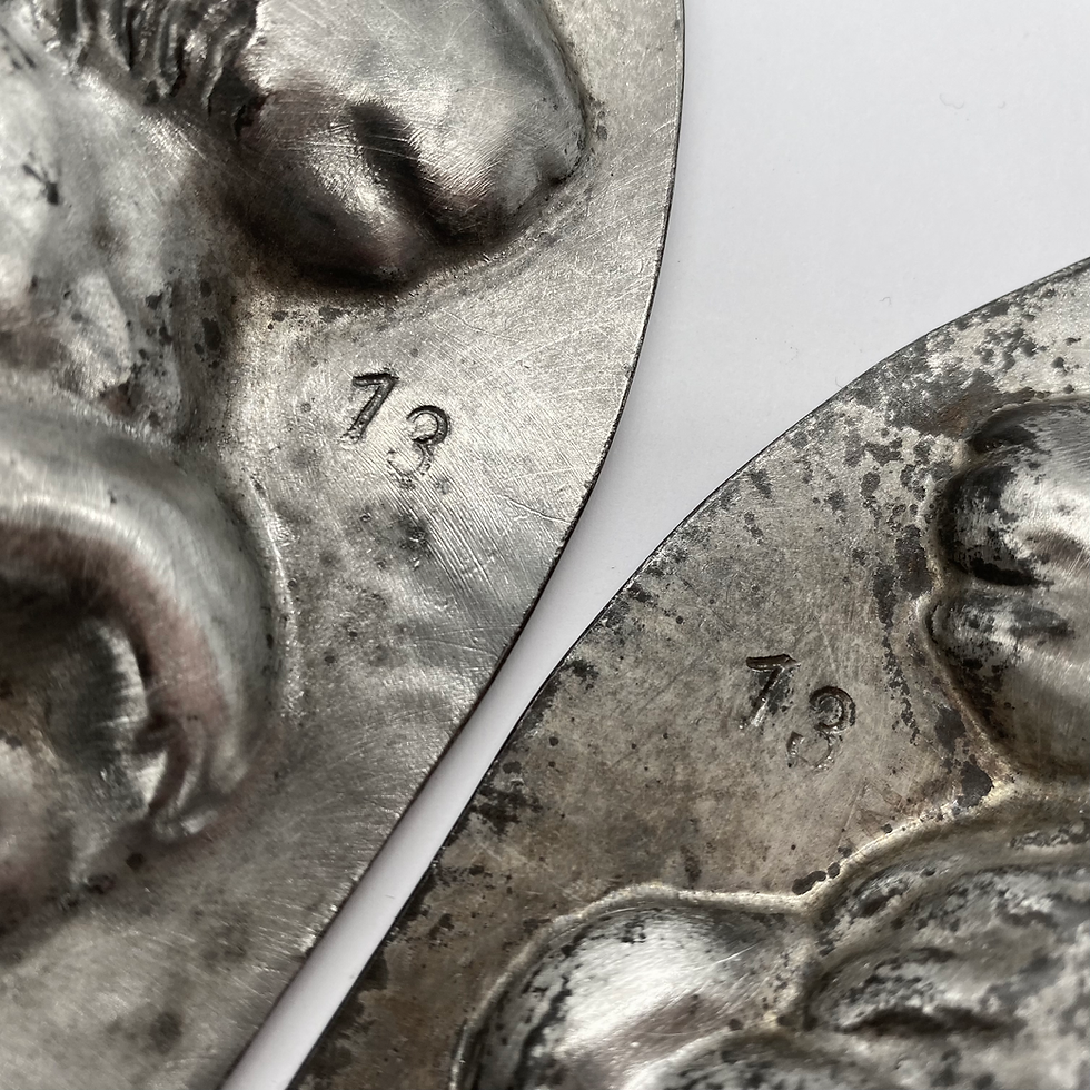 Thumbnail: Antike Schokoladenform HASE MIT KORB AUF DEM RÜCKEN, ca. 21,5 cm