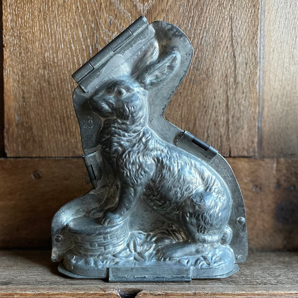 Antike Schokoladenform HASE MIT KORB, ca. 21,5 cm