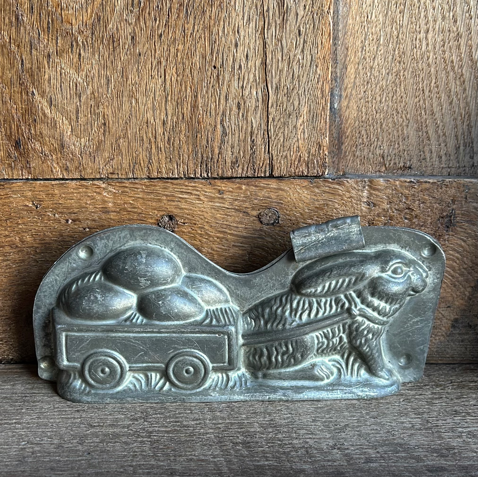 Antike Schokoladenform Hase zieht Wagen mit Eiern von Hermann Walter Berlin