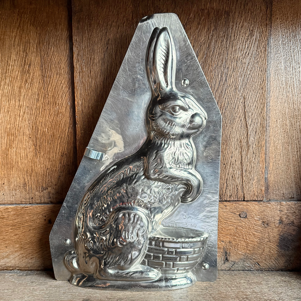 Antike Schokoladenform Riesiger Hase mit Korb von Walter Hörnlein