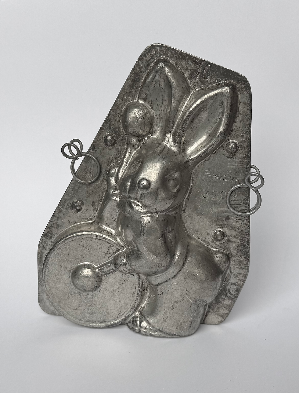 Thumbnail: Antike Schokoladenform Hase mit Trommel von E. F. Teich Wien