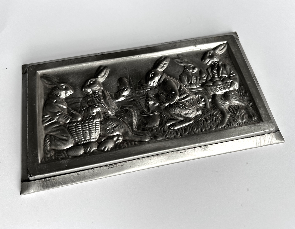 Thumbnail: Antike Postkartenform HASEN BEMALEN OSTEREIER, ca. 17,5 cm