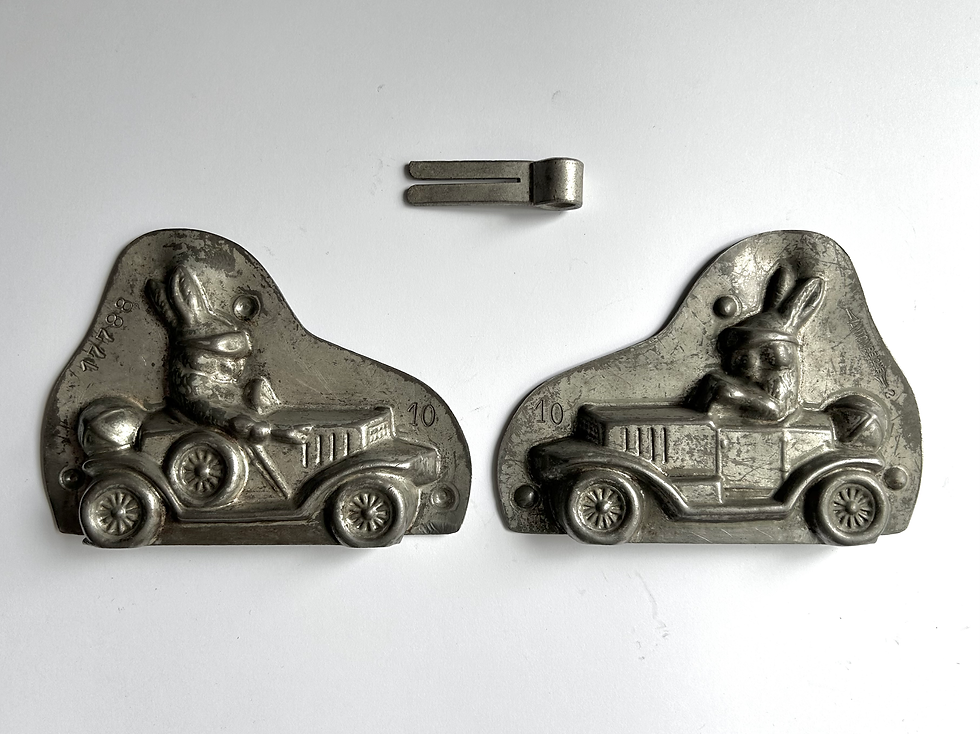 Miniaturbild: Seltene antike Schokoladenform HASE IM CABRIO, ca. 12,5  cm