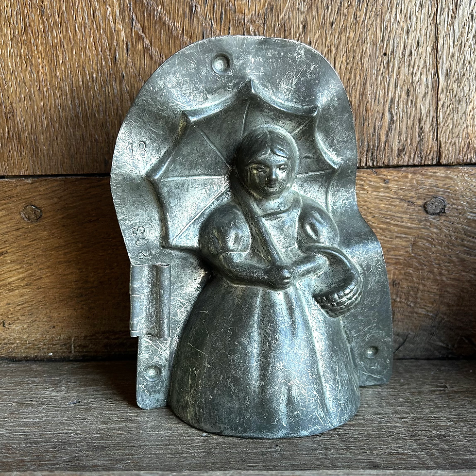 Seltene antike Schokoladenform DAME MIT SCHIRM, ca. 15,5 cm