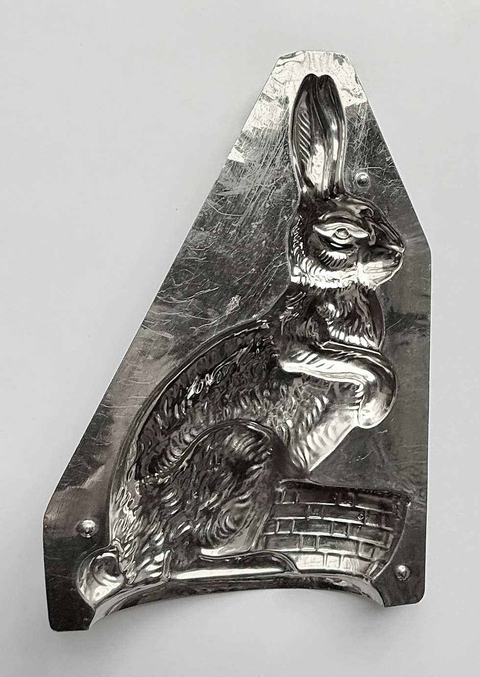 Thumbnail: Antike Schokoladenform Riesiger Hase mit Korb von Walter Hörnlein