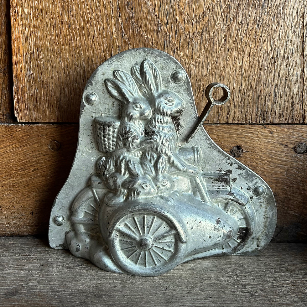 Miniaturbild: Seltene antike Schokoladenform HASENFAMILIE AUF MOTORRAD, ca. 17 cm